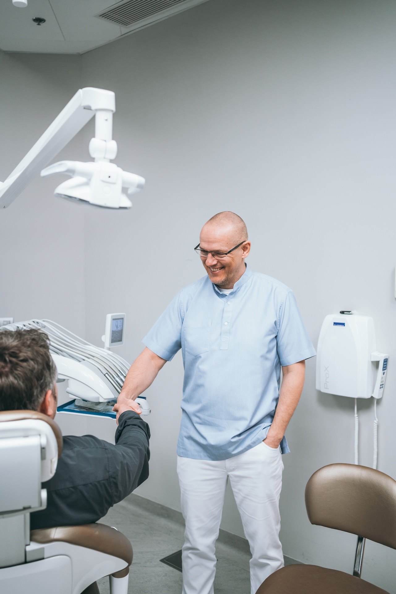 Lekár Schill Dental Clinic počas konzultácie s pacientom